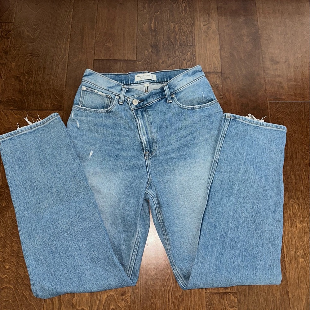 Abercrombie The 90s Straight Ultra High Rise Curve Love